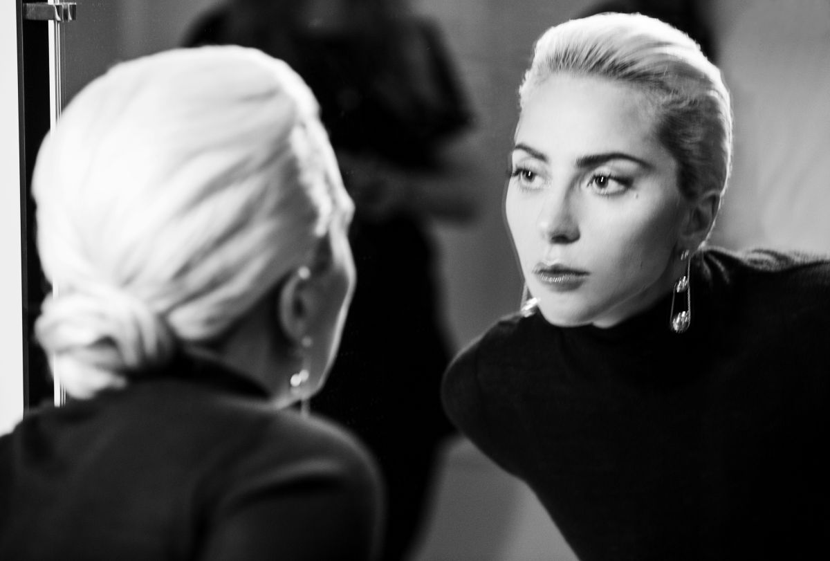 web_Lady-Gaga-behind-the_4270