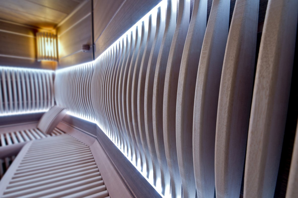 Detail na anatomické podsvícené opěrky luxusní sauny Future. Cena od 420.000 Kč bez DPH podle vybavení a velikosti. 