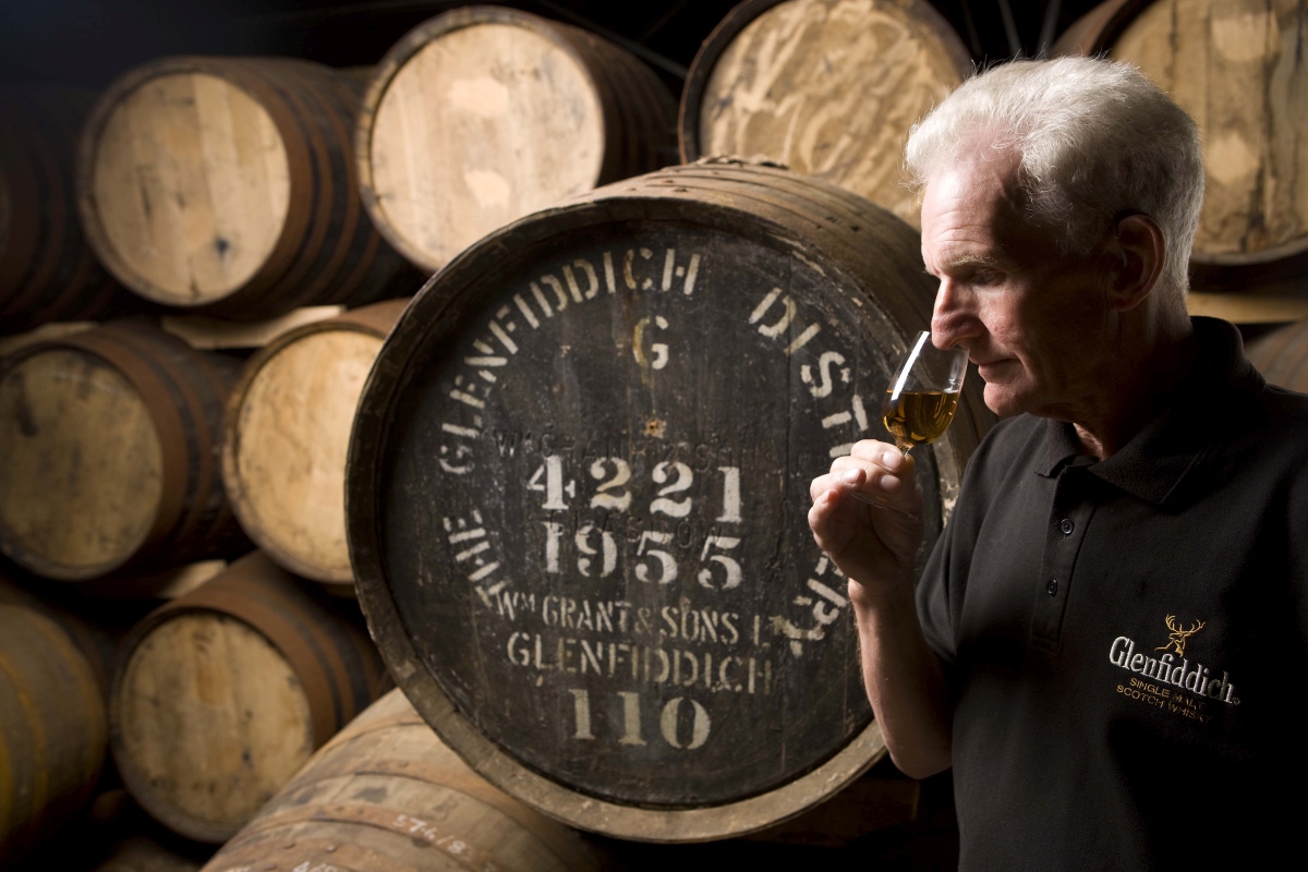 Skotská whisky zraje v dubových sudech