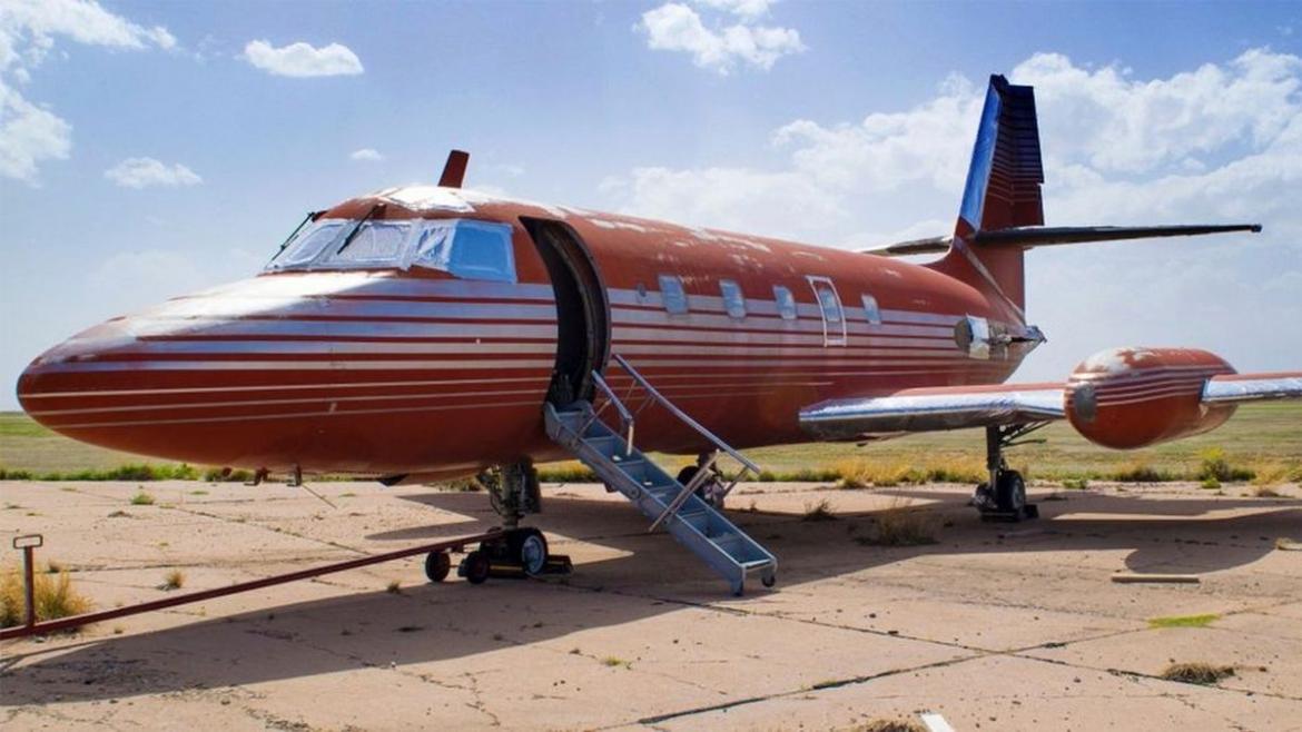 Elvis-Presleys-private-plane-1170x658