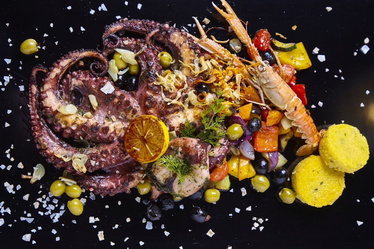 grilovana-chobotnice-restovanou-zeleninou-a-polentou