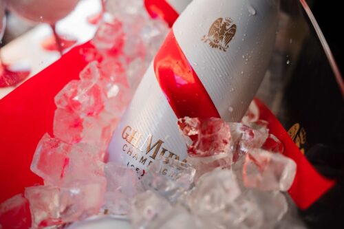 Výjimečný společník pro letní dny: Šampaňské Mumm Ice Xtra na ledu