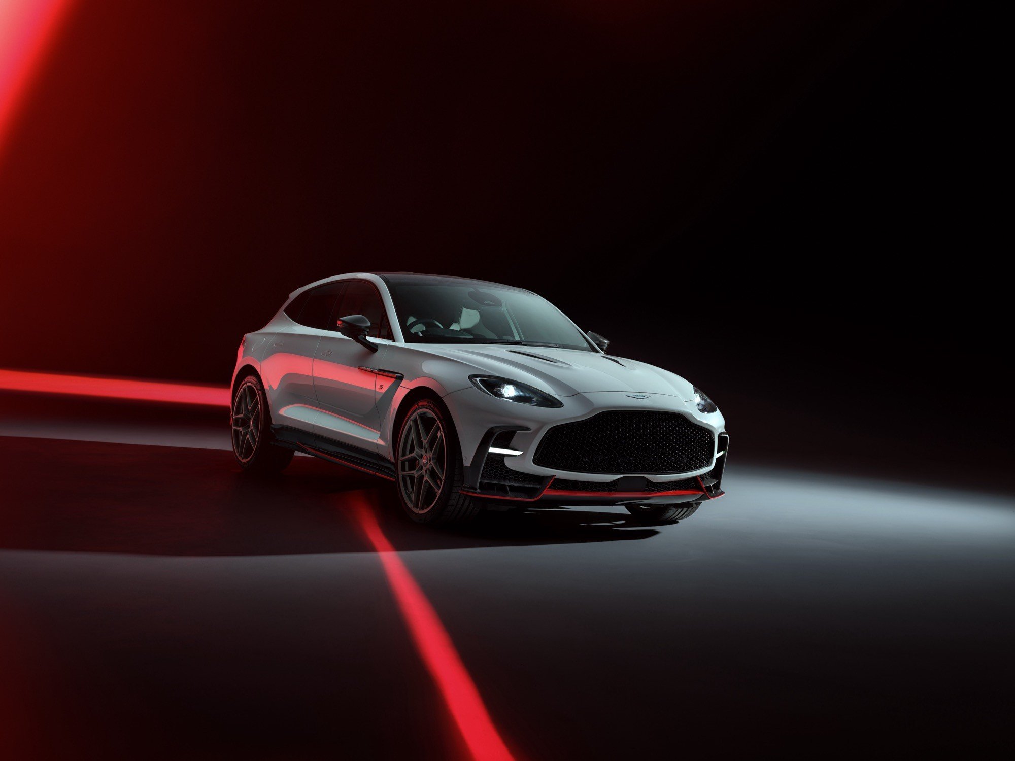 Aston Martin představuje DBX S: vrcholné provedení supersportovního vozu mezi SUV