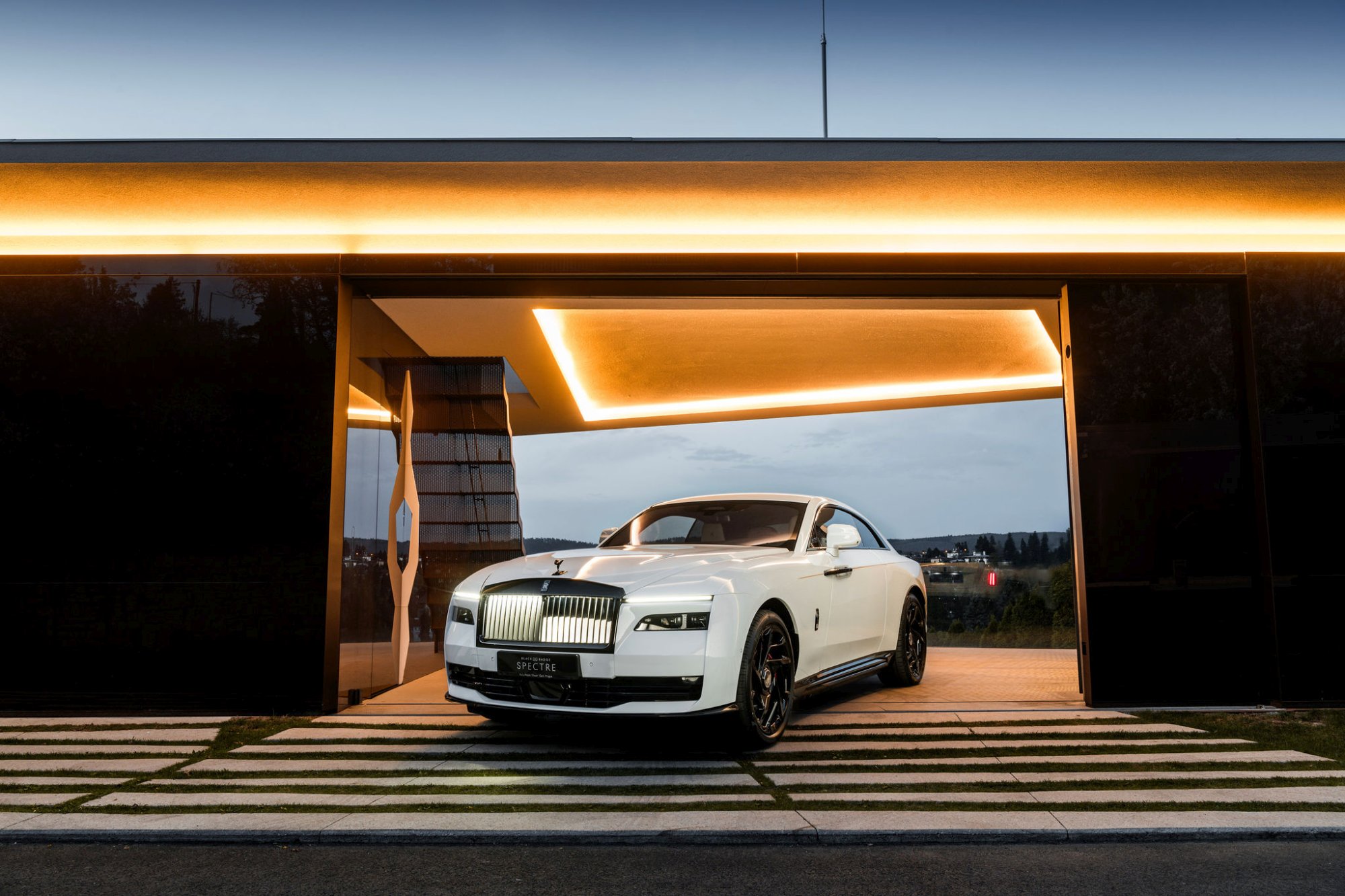 Evropská premiéra vozu Rolls-Roce Spectre Black Badge v České republice