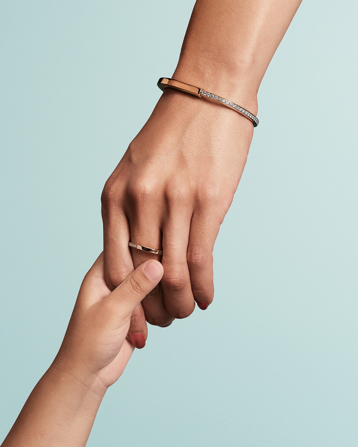 Tiffany & Co.  oslavuje Den matek prostřednictvím vlastních inspirujících zaměstnankyň a jejich dětí