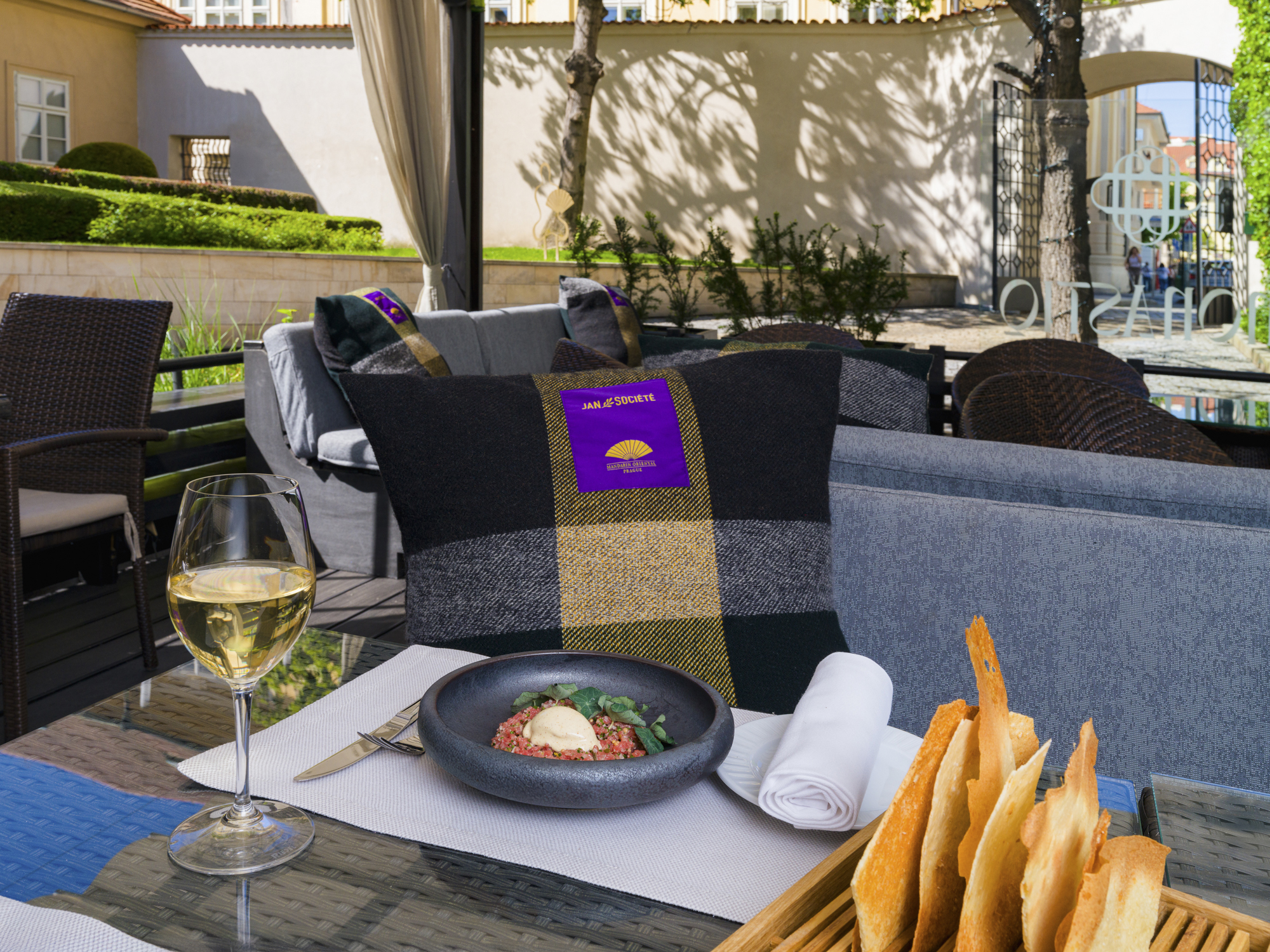 Monastiq servíruje léto: sezónní chutě, letní terasa i speciální obědové menu