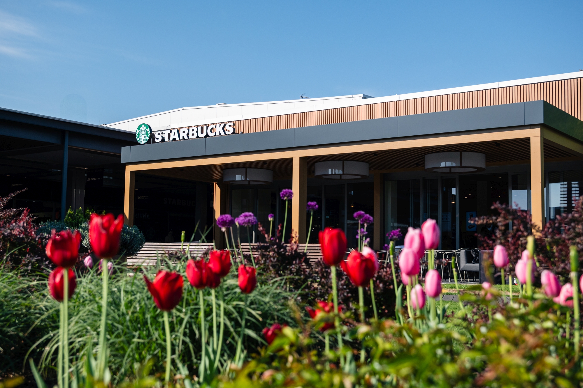 Ve Fashion Aréně otevřeli redesignovaný Starbucks