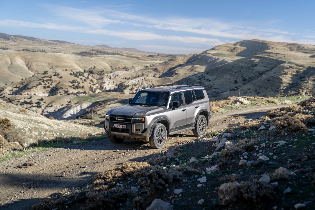 Legendární Land Cruiser se poprvé představuje s hybridním pohonem