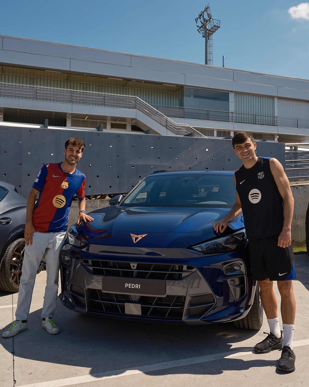 Hráči klubu FC Barcelona převzali své nové vozy CUPRA