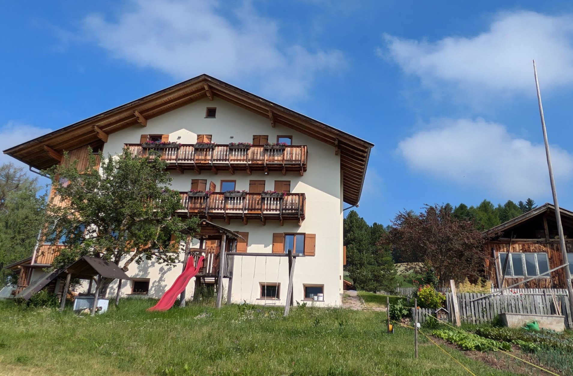 Léto na farmách Roter Hahn v průzračné horské přírodě Dolomit