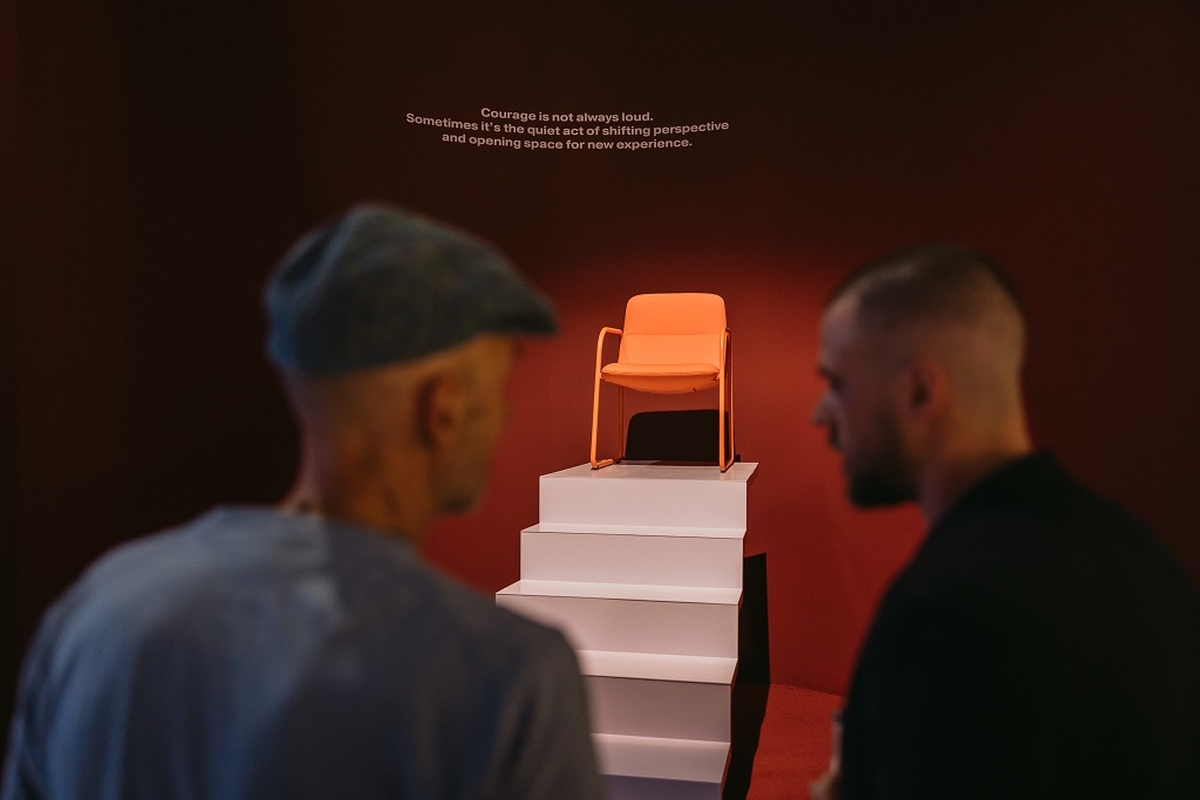 LD Seating odhalila na Designbloku instalaci v podobě vznášejícího se schodiště