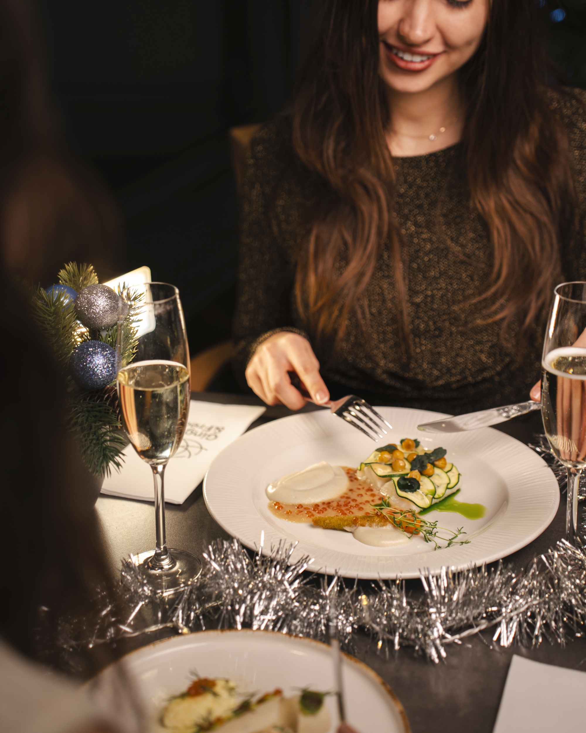 Vánoce a Silvestr v Tančícím domě – zážitky s výhledem na Prahu, které mají příběh