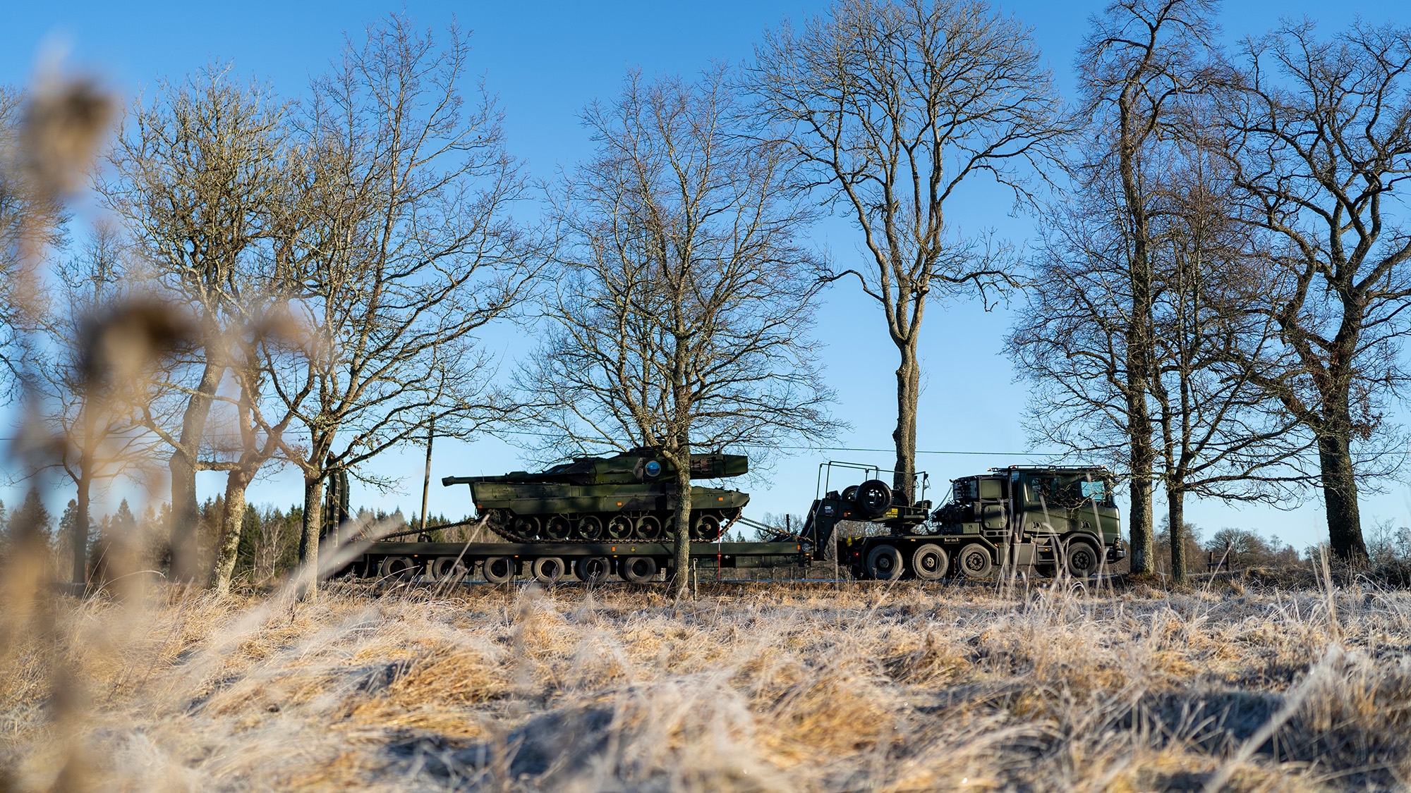Scania se švédskou armádou vyvinula nové tahače pro přepravu tanků