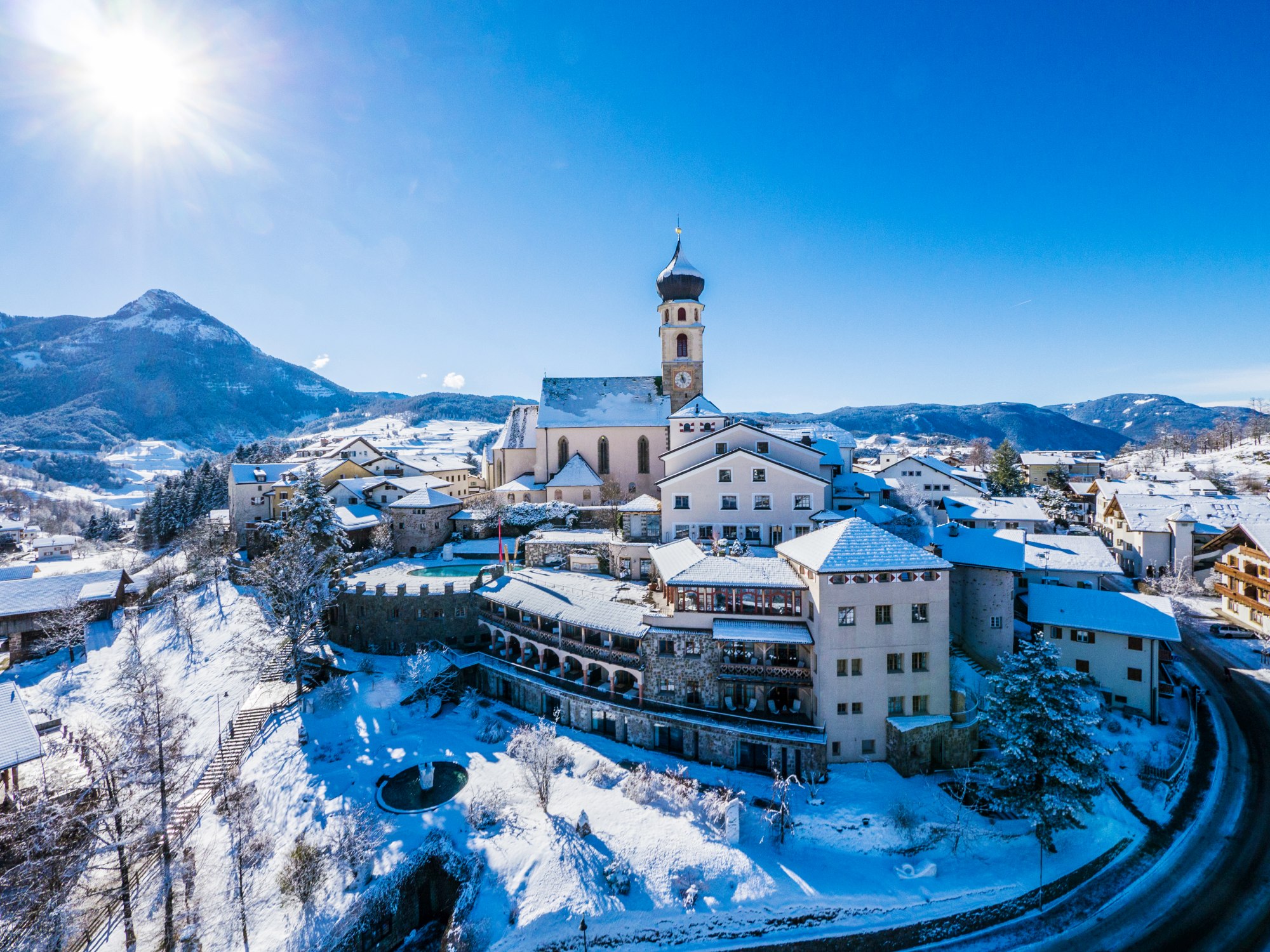Neuvěřitelná galerie pod vrcholy Dolomit – Romantik Hotel Turm