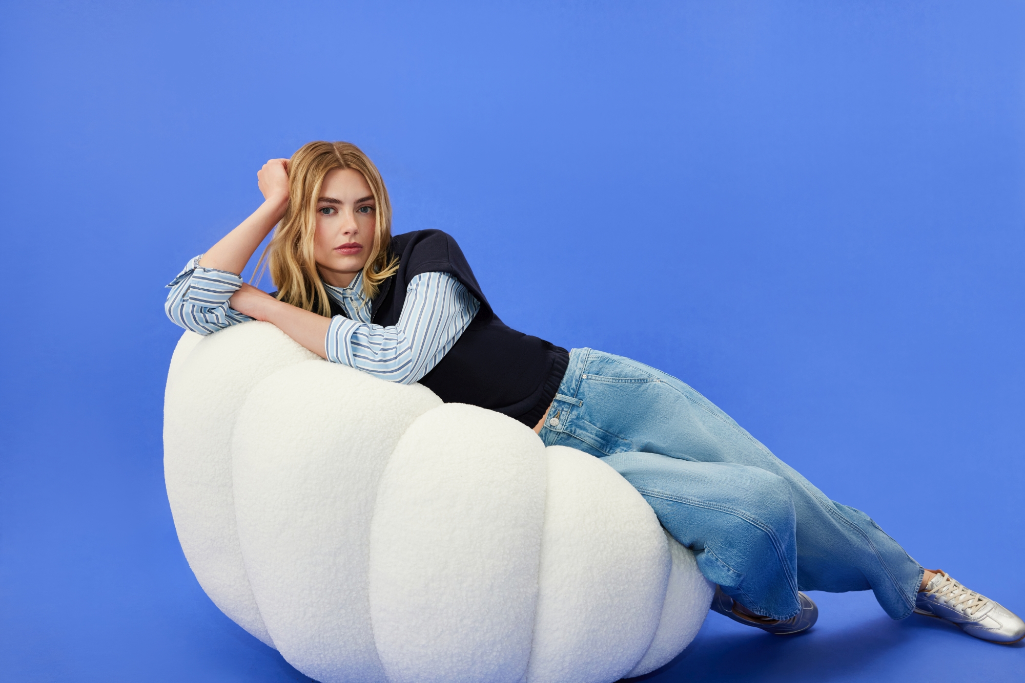 Měsíc plný barev, denimu a hravé lehkosti