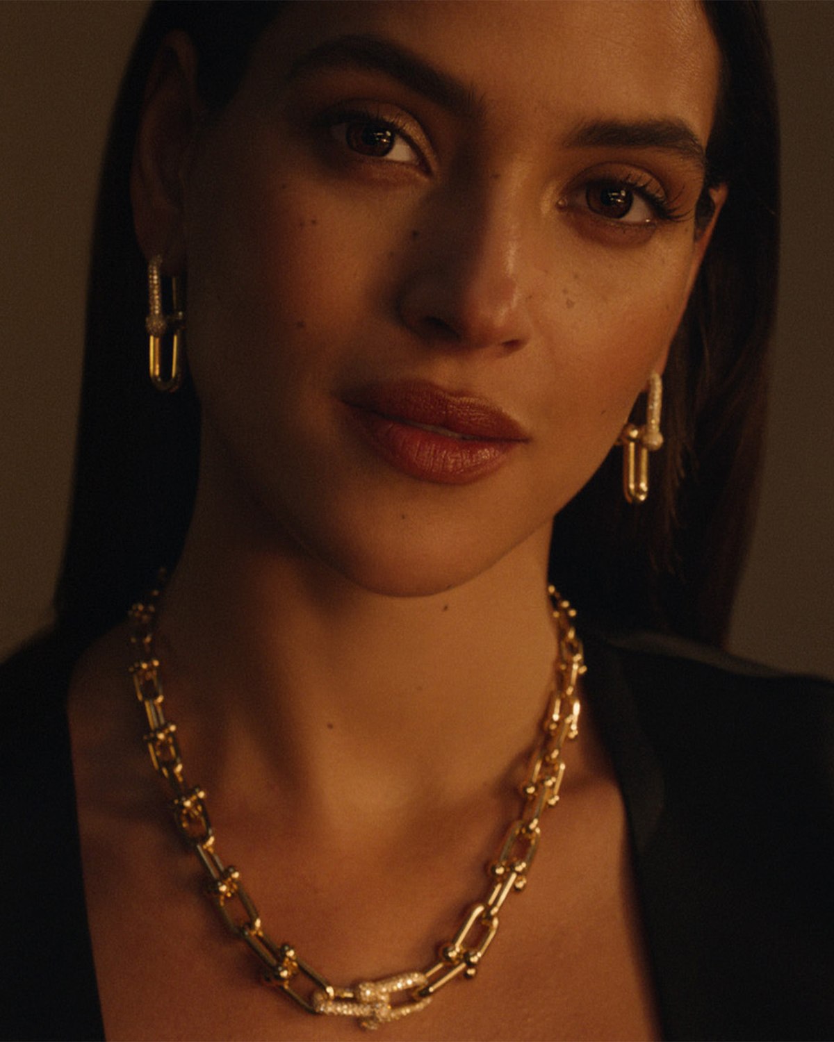 V hlavní roli valentýnské kampaně značky Tiffany & Co. herečka Adria Arjona