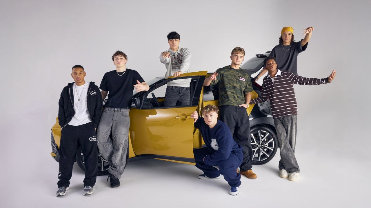 Toyota se spojila s kapelou December 10 na kampaň k modelu Aygo X