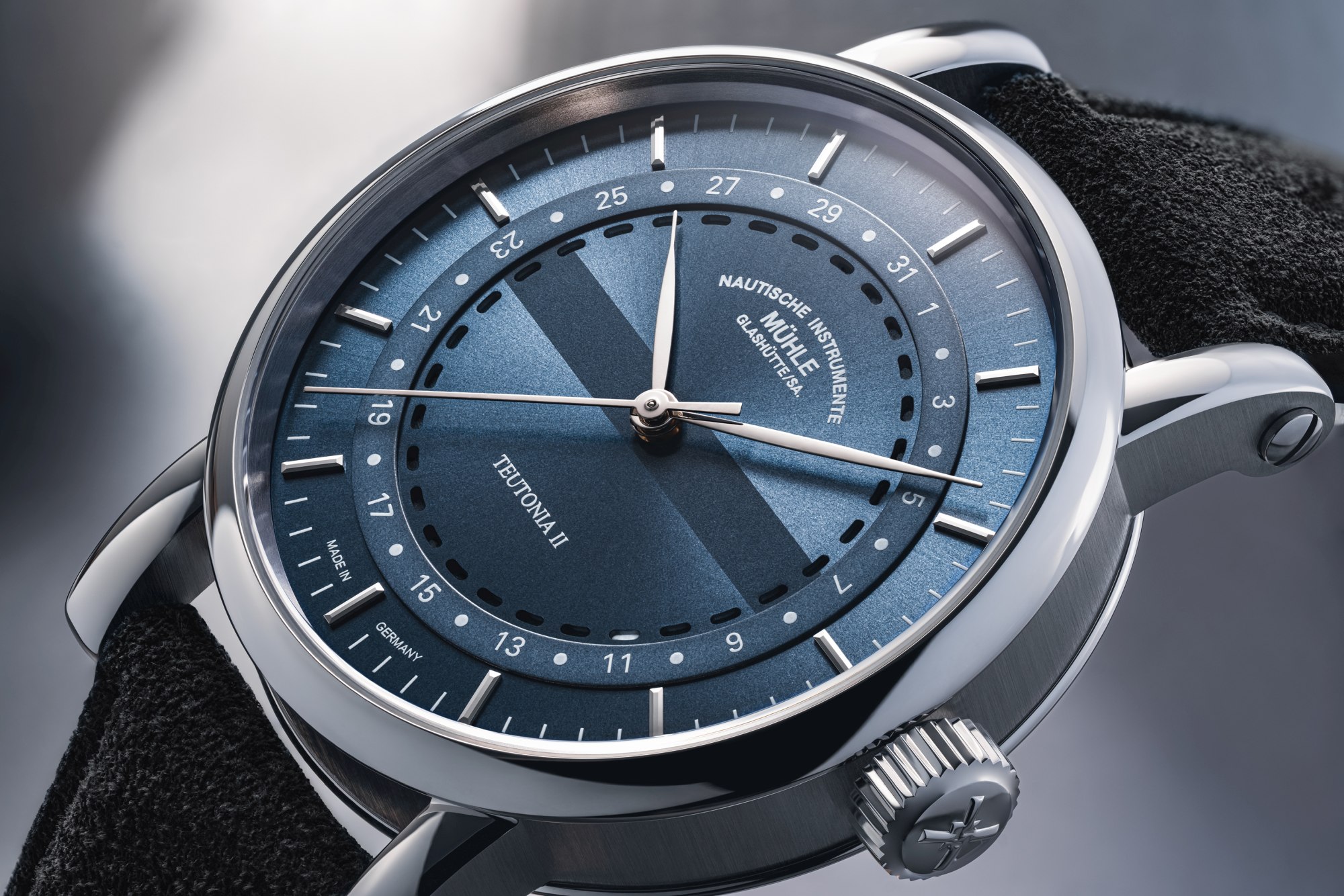 Teutonia II Ring Date redefinuje eleganci data