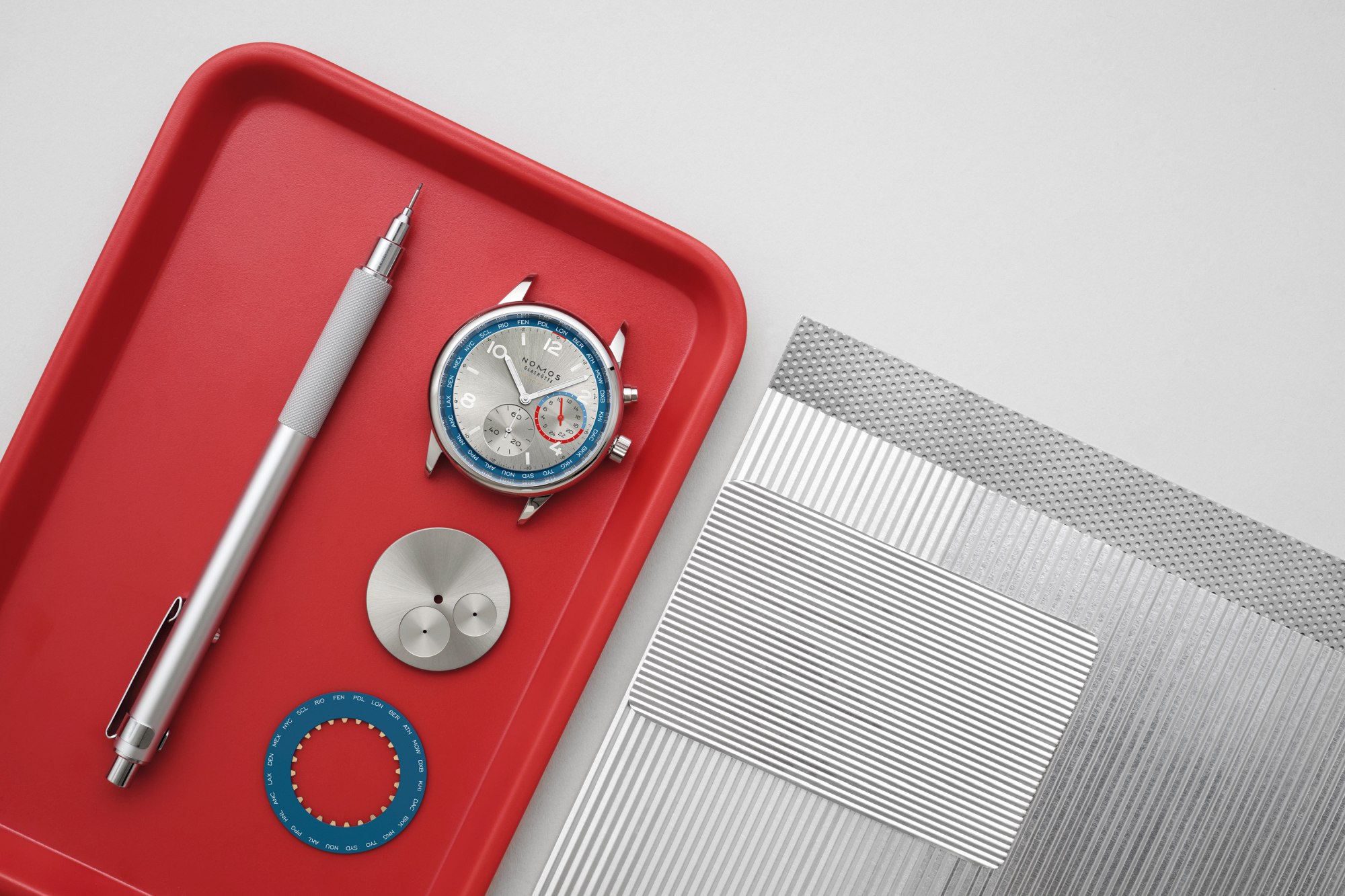 Nomos získává iF Design Award 2026 za svůj Club Worldtimer