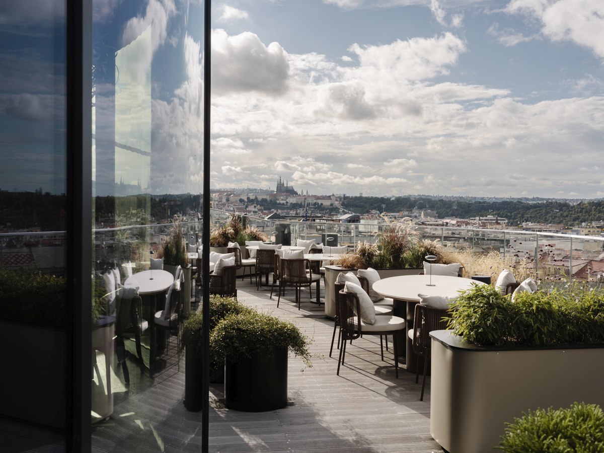 Restaurace REASON otevřela letní terasu s panoramatickým výhledem na Prahu