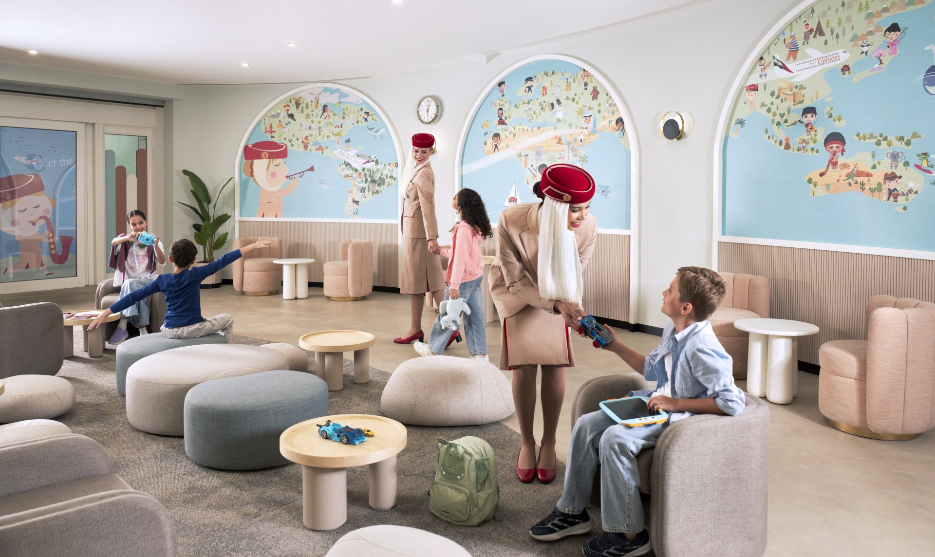 Emirates letos přivítá na palubě více než 3 500 mladých cestujících