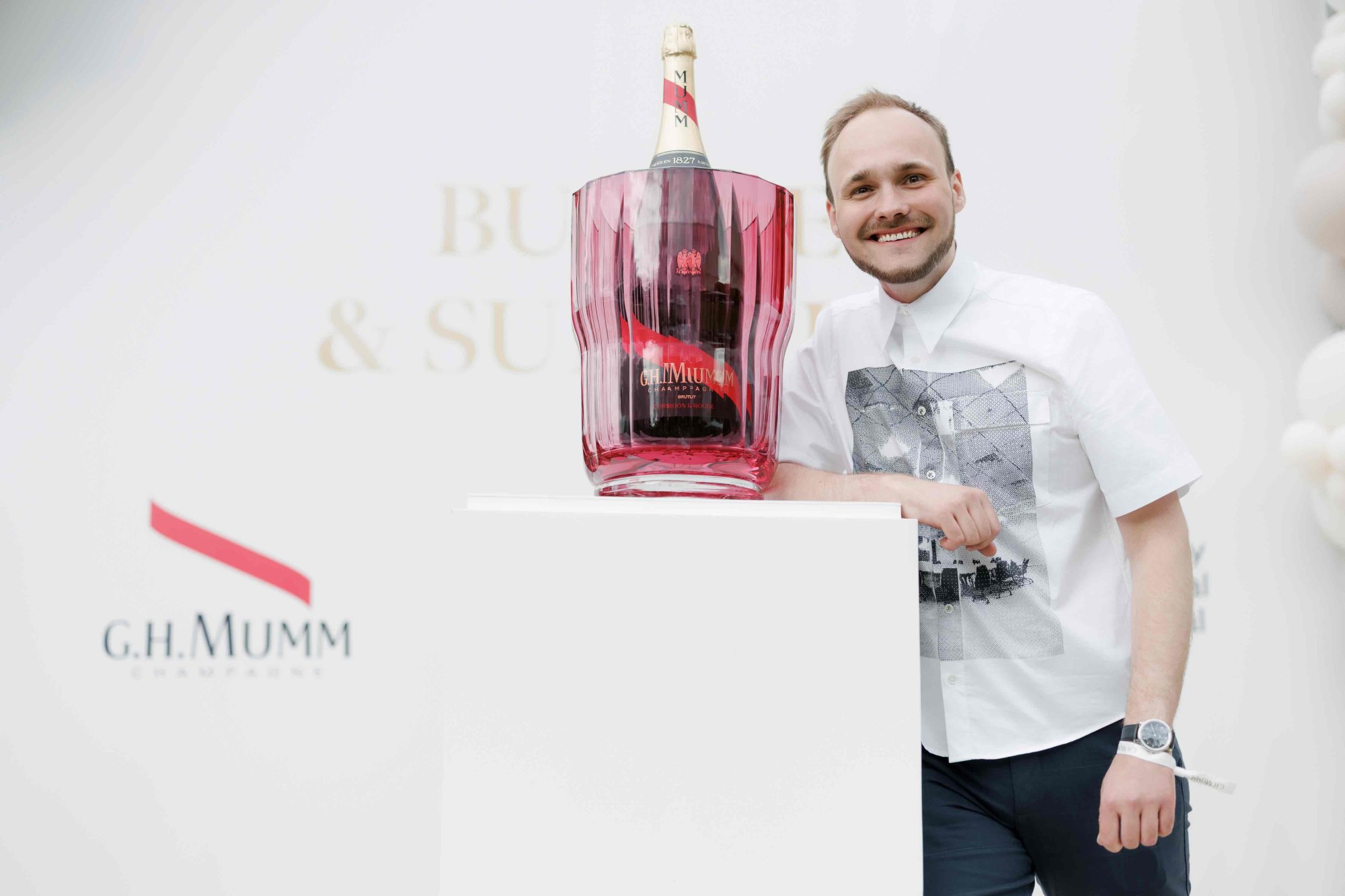 Šampaňské Mumm opět rozzářilo Karlovy Vary: Exkluzivní party v zahradách hotelu Imperial