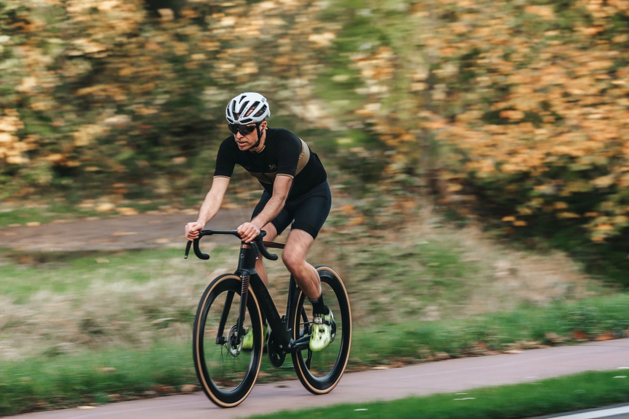 Lexus představil závodní silniční kolo Race Bike