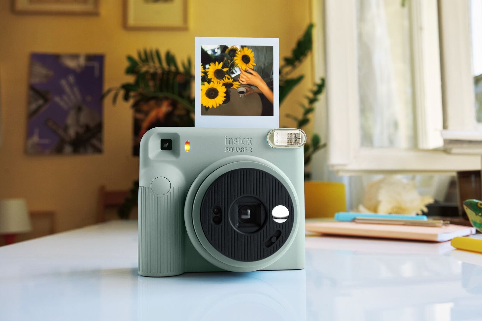 Instantní fotoaparát instax SQUARE 2 přináší fotky ve čtvercovém formátu