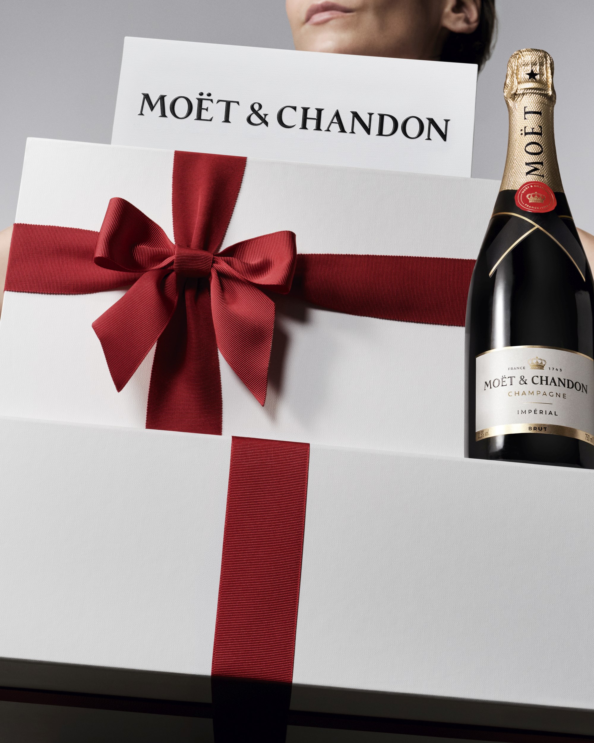 Moët & Chandon chystá pro sváteční sezónu opět ikonický motiv mašle „The Moët Bow“
