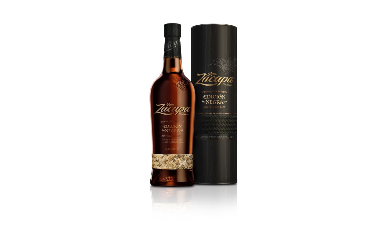 Rum Zacapa Edición Negra zakoupíte v pražské designové prodejně nebo v online obchodě Warehouse#1 za 1 790 Kč (0,7 l) nebo 1 990 Kč (1 l). 