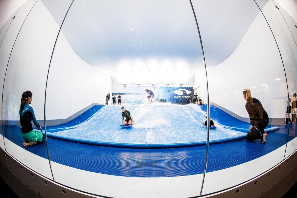 surf-arena-v-praze-indoor-simulator-s-umelou-vlnou-otevreni-opening-praha-letnany-2016-rezervace